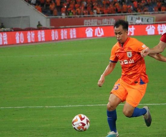 顿了顿，贺老继续说道：除此之外，哥伦比亚与墨西哥的大毒枭、意大利和美国的黑手党、日本的山口组，背后都有顶尖高手坐镇，只不过他们都是这些组织供奉的大人物，一般不轻易出马而已。